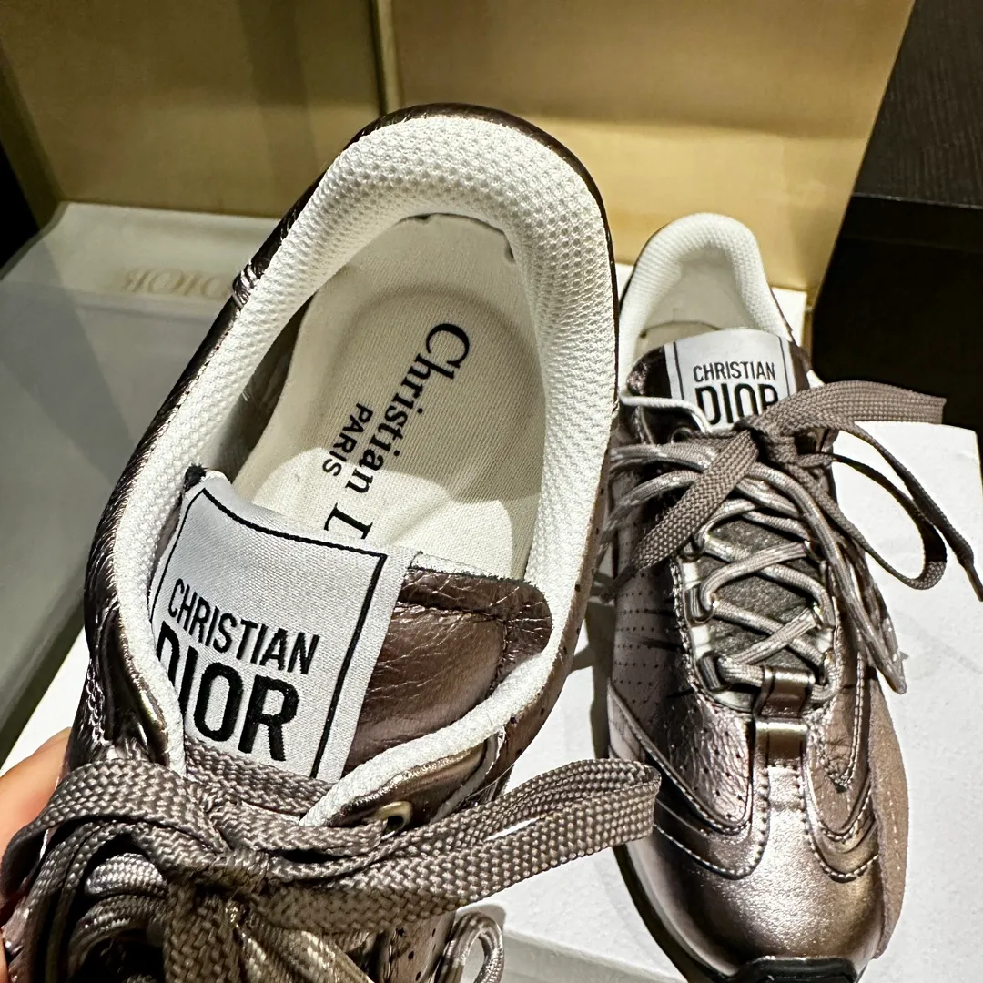 👟👟Ex-factory price 560👟👟 2025, new series, this Dior, C'est sneaker shows eye-catching and fashionable style. Carefully crafted, the 3D printed design of the upper is super fashionable, and the details also add a touch of elegance. The lightweight two-tone sole offers exceptional comfort and sporty style. Can add a stylish touch to any casual look. The tongue and sole are decorated with the Christian Paris logo, and the cowhide design is styled. Women's size 35-40